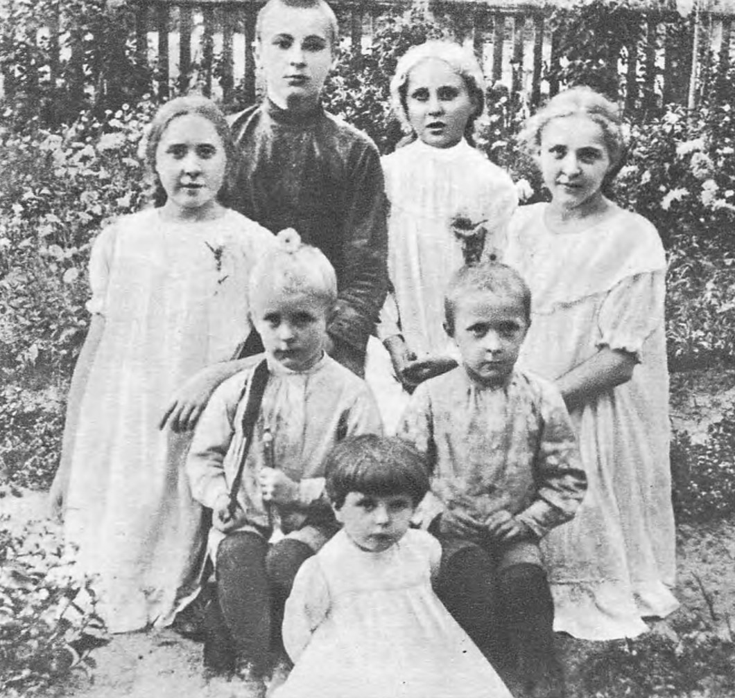 Семья Булгаковых на даче в Буче. 1903