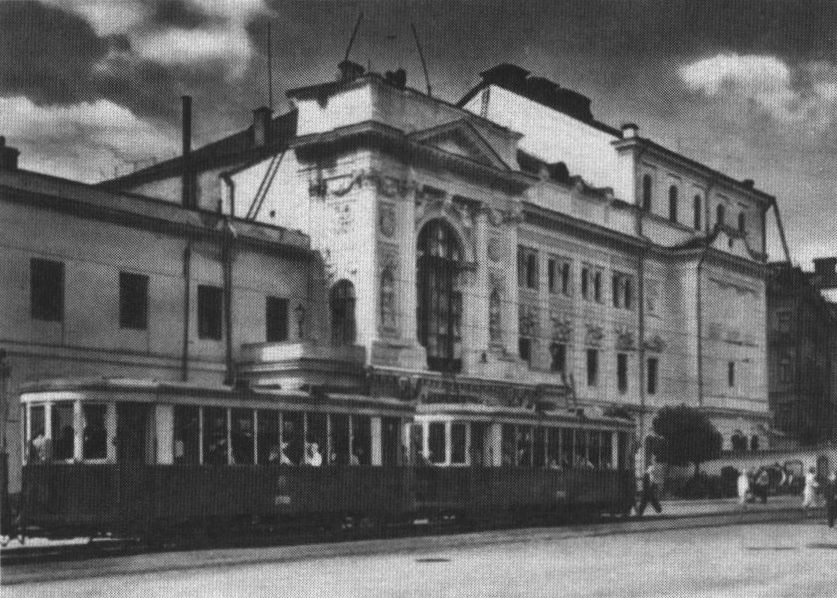 Театральная площадь, бывший частный театр К.Н. Незлобина (с 1924 — МХАТ 2-й, с 1936 — Центральный детский театр; ныне — РАМТ). Фото Б. Деку. 1931