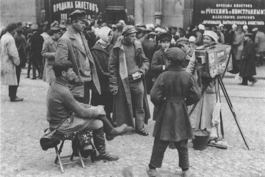 Женщина-фотограф возле «Метрополя». Фото 1921