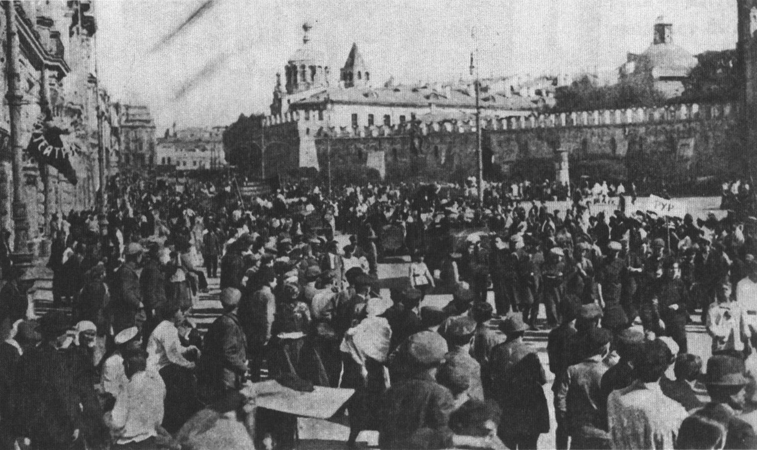 Демонстрация в Театральном проезде 2 сентября 1923 в поддержку забастовки в Руре (Германия). Фото журнала «Красная нива»