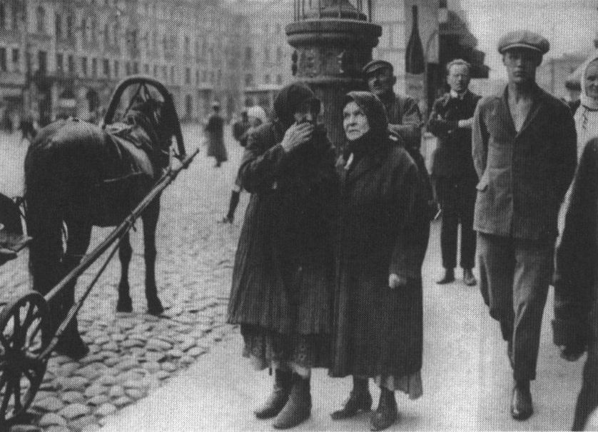 Прохожие на Моисеевской площади. Фото середины 1920-х