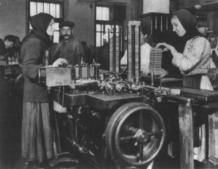 Цех государственной табачной фабрики № 1 «Дукат». Фото 1920-х