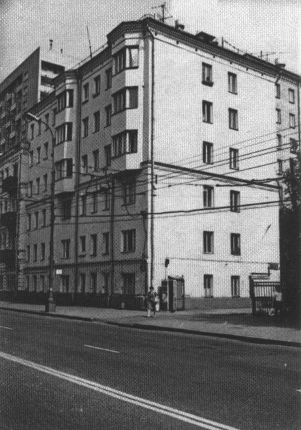 В 1961 дом 35а по Большой Пироговской улице был надстроен. Фото М.Н. Степанова. 1983