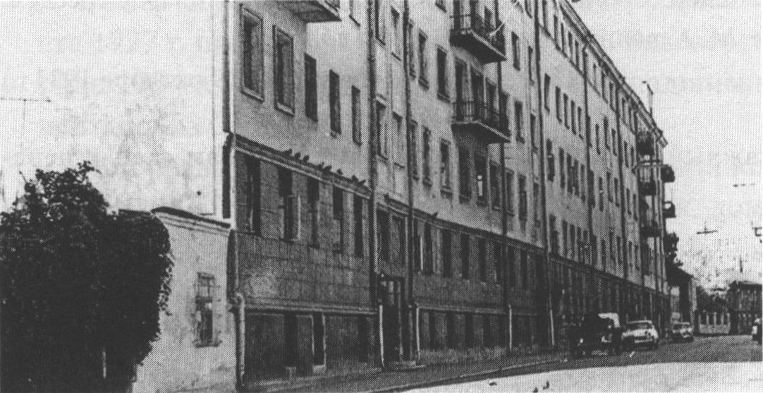 Нащокинский переулок (в 1933—1993 — улица Фурманова), дом 3/5 (не сохранился). В квартире 44 Булгаков с женой и пасынком прожил шесть лет, с февраля 1934, и в ней 10 марта 1940 умер