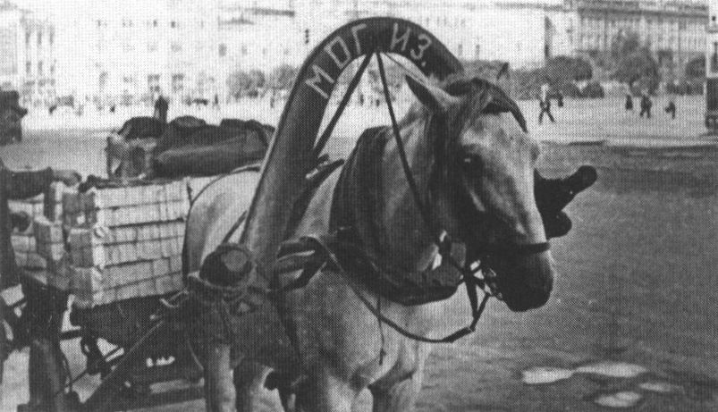Транспортное средство МОГИЗа (Московского отделения Объединенного государственного издательства) на площади Свердлова. Фото 1935