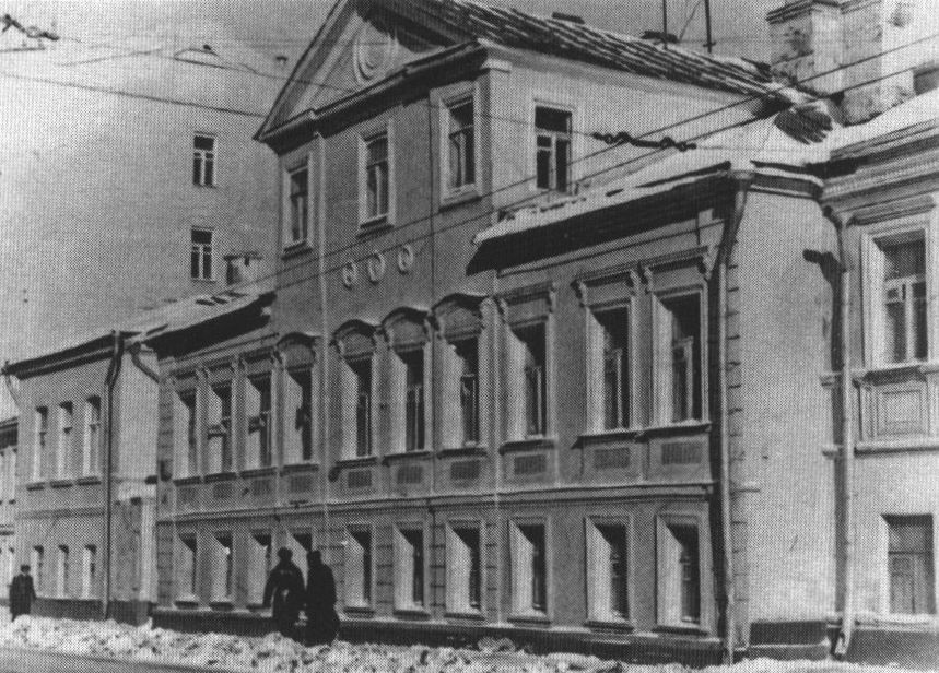 Улица Большая Полянка, 21 (трехэтажный слева), бывший дом П.П. Шипкова. В 1920-х здесь размещалась детская коммуна