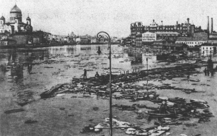 Наводнение 1928. Вид на храм Христа Спасителя и фабрику «Красный Октябрь»