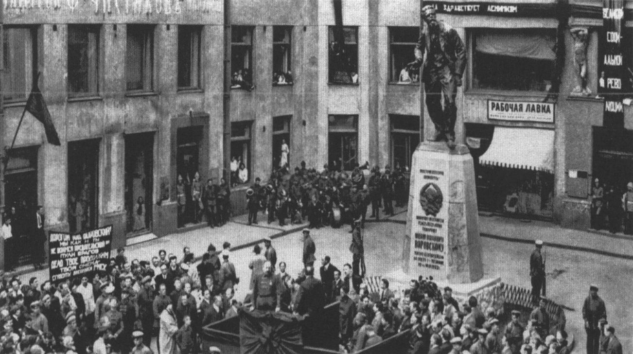 Открытие памятника В.В. Воровскому на углу улиц Большая Лубянка и Кузнецкий Мост (ныне площадь Воровского) 11 мая 1924