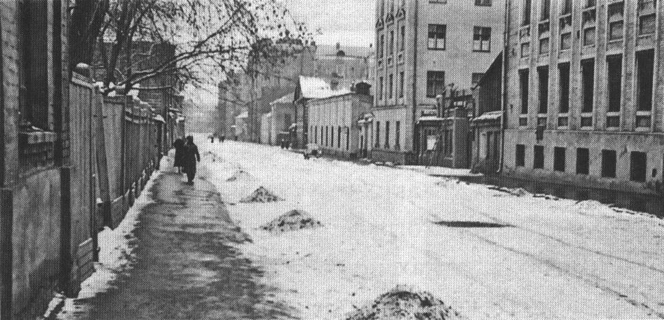 Малая Ордынка, дом 25 (справа). Фото 1960. Принадлежавшая Моссельпрому кондитерская фабрика Марата (в 1971 объединена с фабрикой «Рот Фронт»)