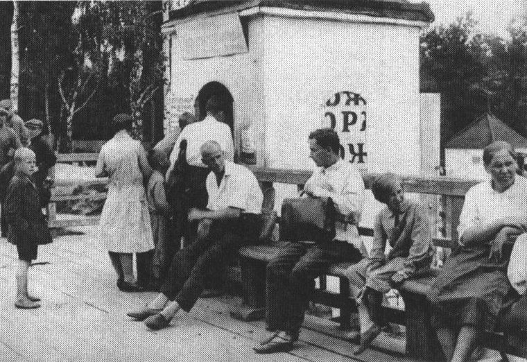 Пассажиры на пригородной платформе Клязьма. Фото Д. Эббе. Начало 1930-х