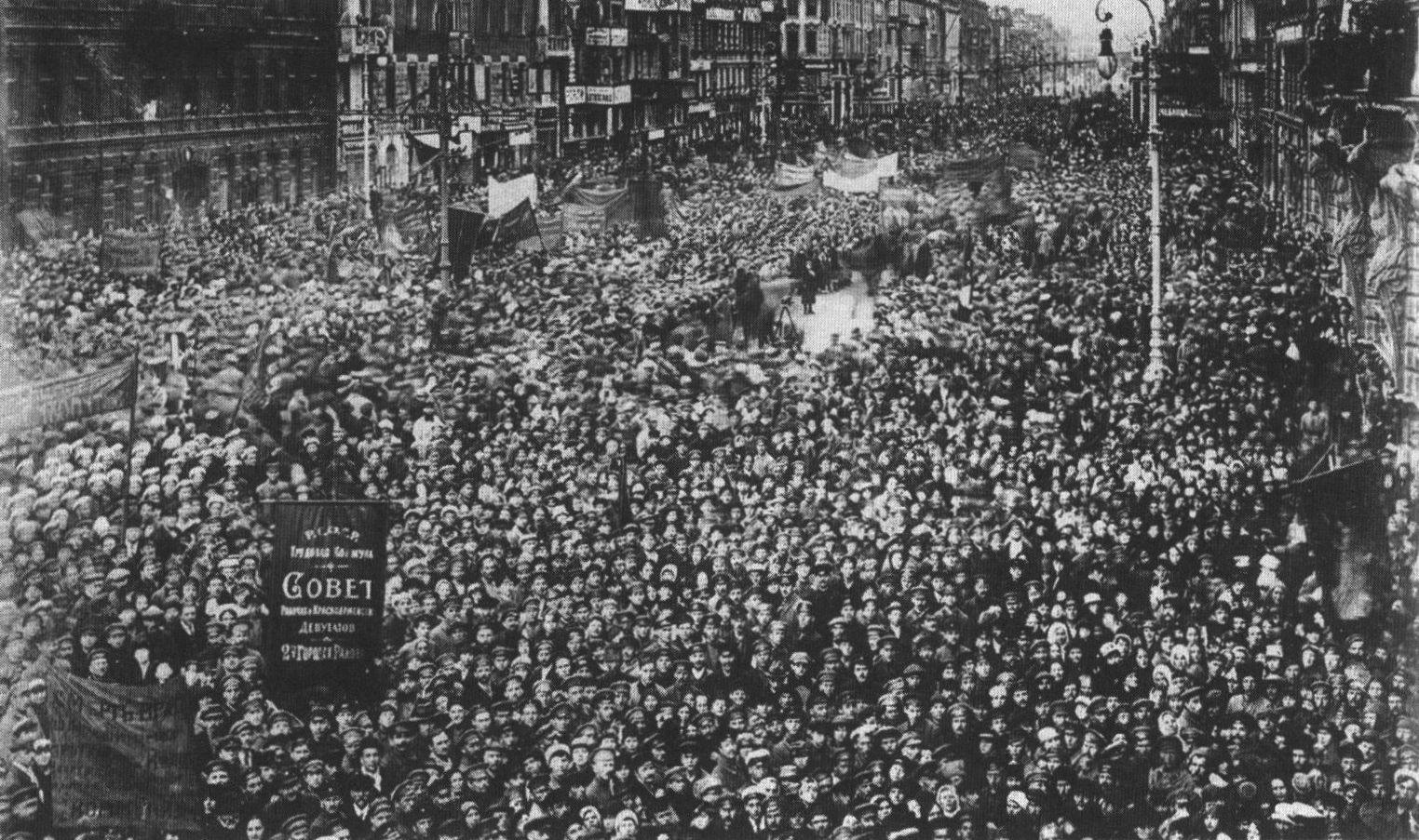 Демонстрация на Тверской улице. Фото 1920