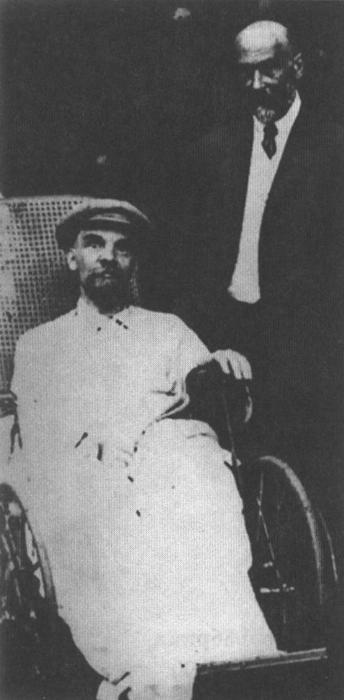  В.И. Ленин в подмосковном имении Горки во время болезни. Лето 1923