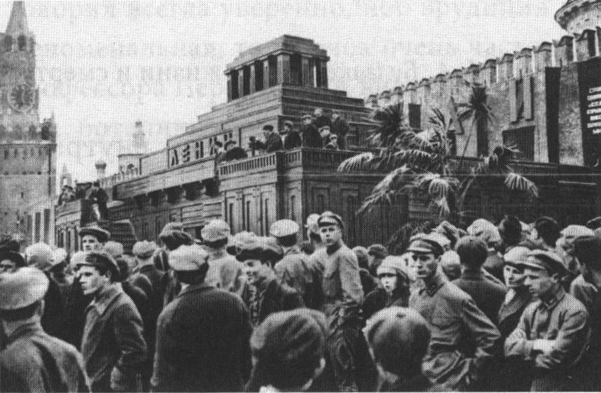 Демонстранты у мавзолея В.И. Ленина. Фото середины 1920-х