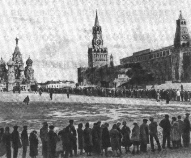 Очередь к новому (построен в 1930) мавзолею В.И. Ленина. Фото Б. Деку. 1931