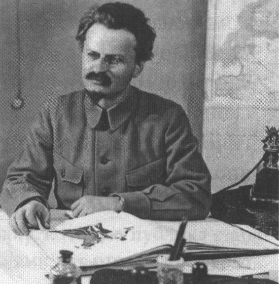 Л.Д. Троцкий — до 1925 председатель Реввоенсовета РСФСР и СССР, народный комиссар по военным и морским делам