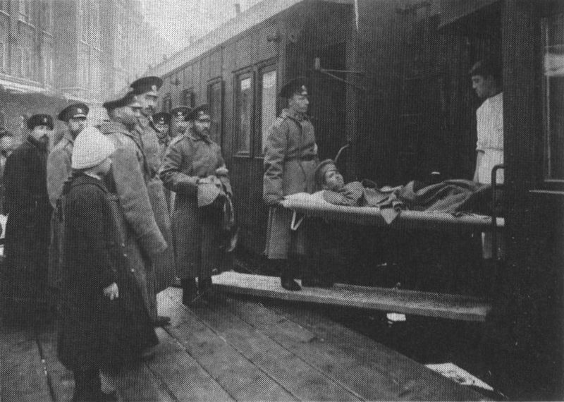 Разгрузка раненых у Городского распределительного госпиталя в 1-м казенном винном складе. Фото П. Павлова. 1914—1915