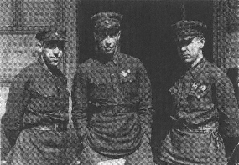 С.Г. Гендин (в центре) — в 1926 заместитель начальника 6-го отделения контрразведывательного отдела ОГПУ