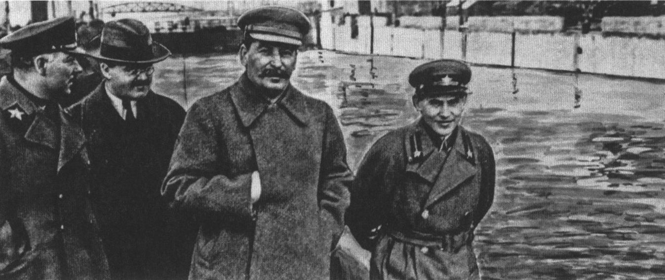 К.Е. Ворошилов, В.М. Молотов, И.В. Сталин, Н.И. Ежов на канале Москва-Волга. 22 апреля 1937