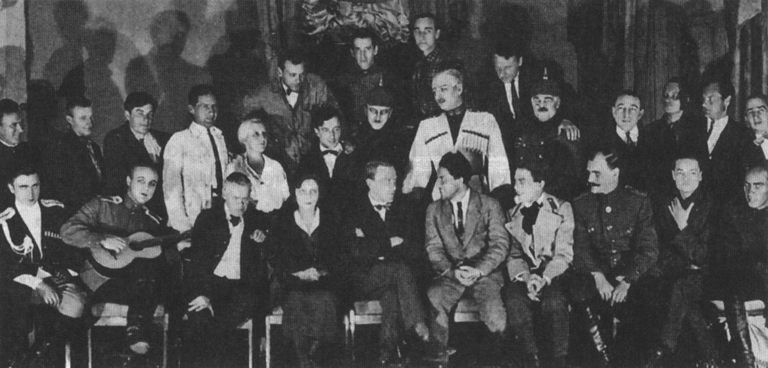 М.А. Булгаков с участниками спектакля «Дни Турбиных». 22 сентября 1926