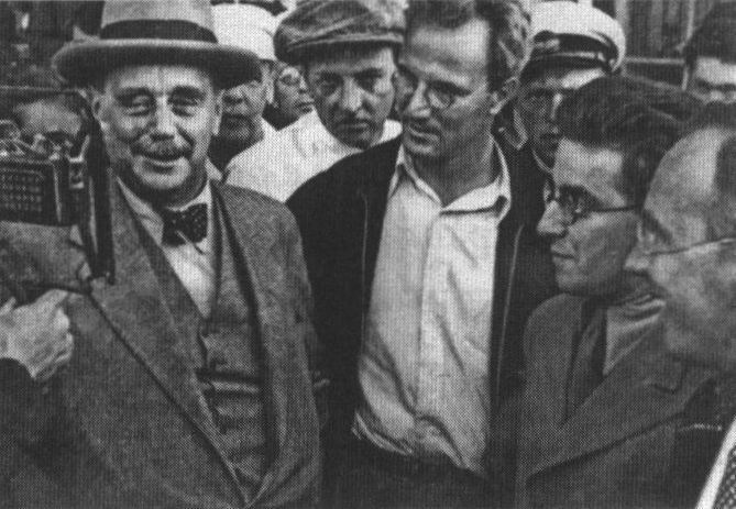 Г. Уэллс 23 июля 1934 в Москве выступает перед встречающими в аэропорту