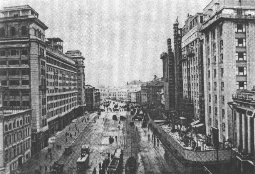 Новая застройка Охотного ряда — гостиница «Москва» и здание Совета народных комиссаров. Фото 1934