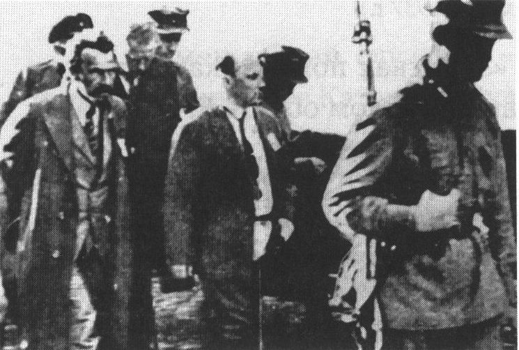 Процесс антисоветского «правотроцкистского блока» (1938). А.И. Рыкова и Н.И. Бухарина под конвоем ведут в зал суда