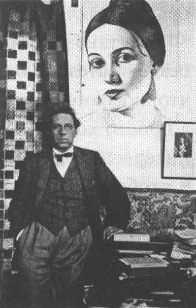 В.Э. Мейерхольд на фоне портрета З.Н. Райх. Фото 1930
