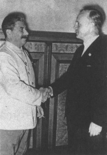 Генеральный секретарь ЦК ВКП(б) И.В. Сталин и министр иностранных дел фашистской Германии И. фон Риббентроп. Фото 23 августа 1939
