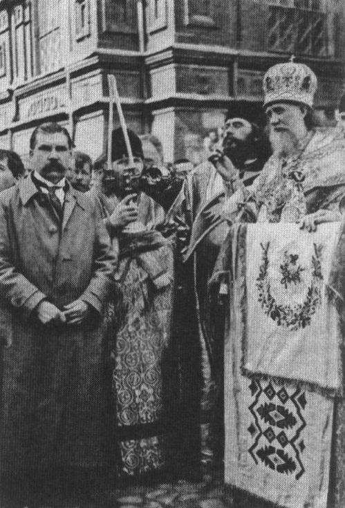 Патриарх Тихон служит молебен у Никольских ворот. Фото 1918