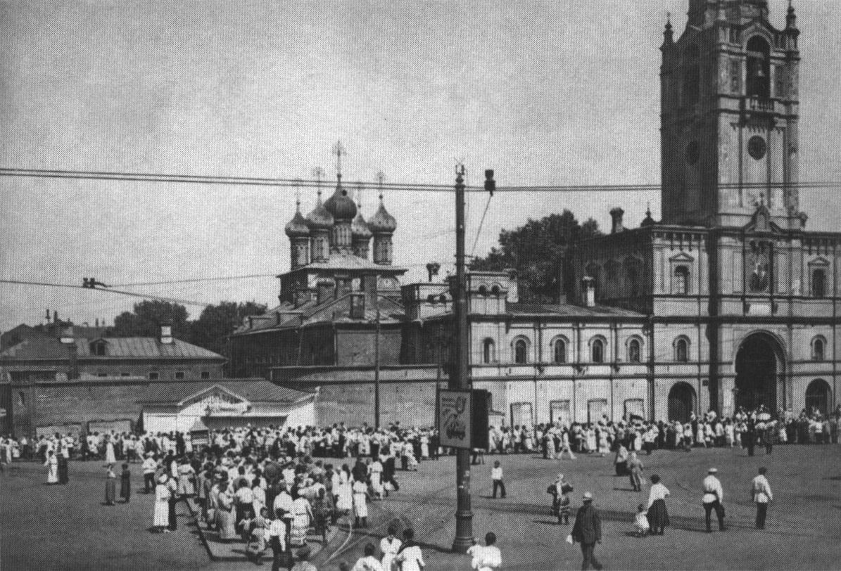 Страстная площадь. Очередь на конечной остановке трамваев, идущих за город. Фото 1923