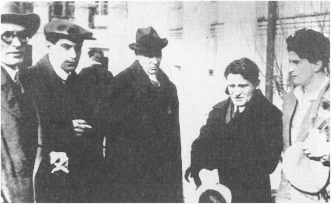 М. Файнзильберг, В. Катаев, М. Булгаков, Ю. Олеша, И. Уткин на похоронах Маяковского. 17 апреля 1930 г. Фото И. Ильфа