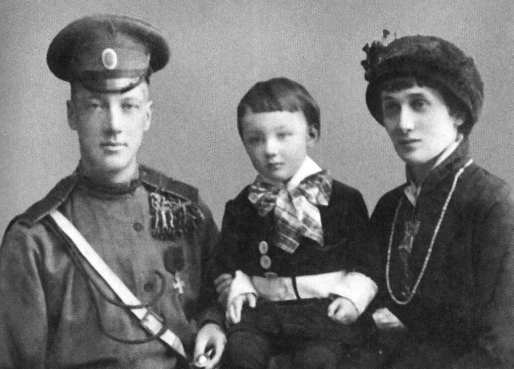 Николай Гумилев и Анна Ахматова с сыном Львом Гумилевым