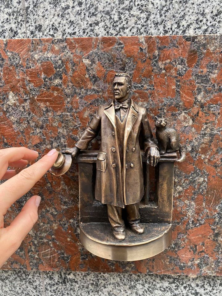Мини-скульптура Булгакова в Киеве