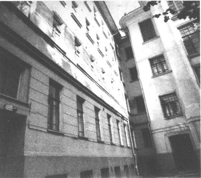 Внутренний двор дома на Большой Садовой. Вид 6-го подъезда, где на 4-м этаже находится «нехорошая квартира» № 50