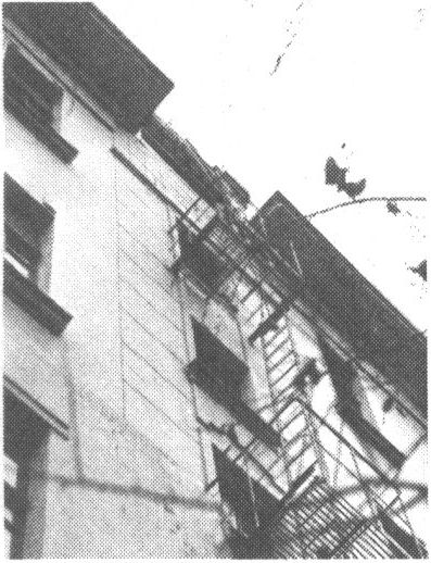 Пожарная лестница, ведущая в «нехорошую квартиру», по которой поднимались те, кто «шли арестовывать» шайку гипнотизера Воланда (Большая Садовая, дом 10)