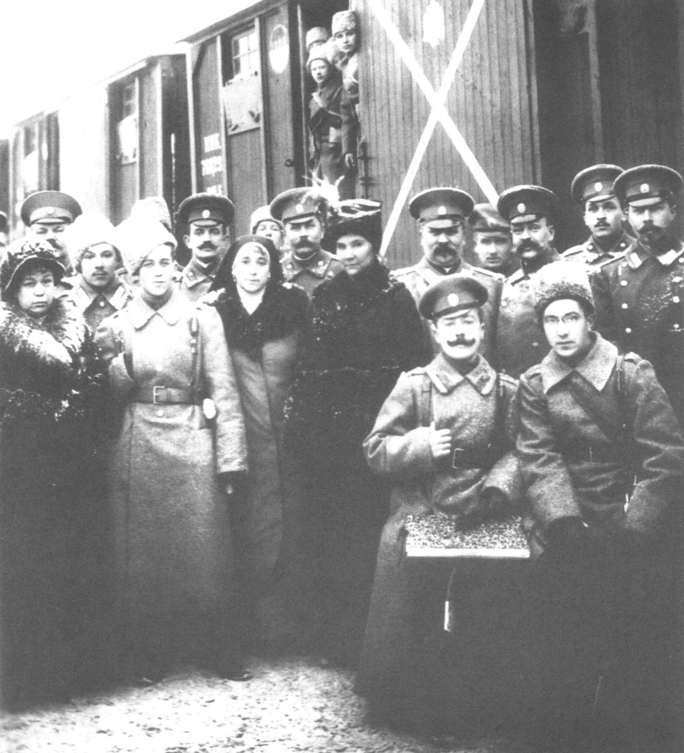Солдаты и офицеры перед отправлением на фронт