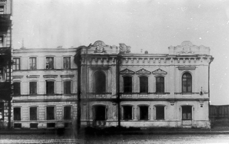 Бывший особняк купцов Решетниковых был построен в 1862 году. Здание состояло из двух частей — двух- и трехэтажной. Окно кабинета Булгакова — крайнее справа на первом этаже, а три окна левее от него также относятся к его квартире