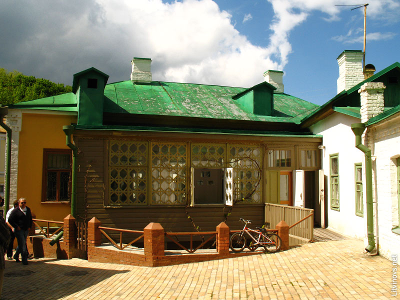 Вид на террасу турбинского дома с заднего дворика