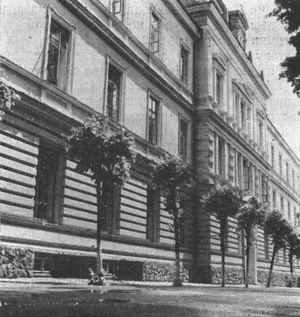 Здание бывшего военного госпиталя в Черновцах. Все лето 1916 г. врач М. Булгаков долгими часами стоял здесь у операционного стола. Фото Д.В. Малакова, 1989 г.