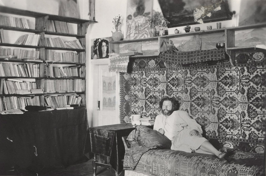 Максимилиан Волошин в своем доме в Коктебеле