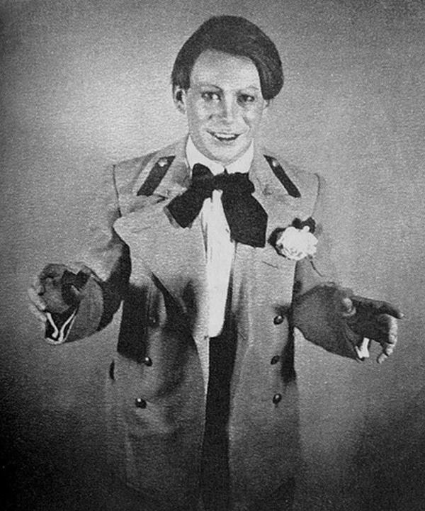 Михаил Яншин в роли Лариосика в спектакле «Дни Турбиных» (МХАТ, 1926)
