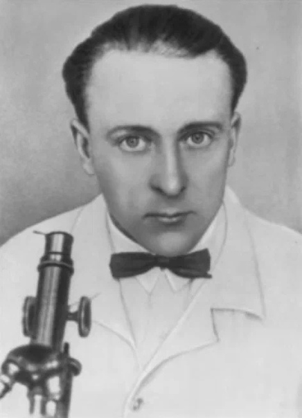 Николай Булгаков с микроскопом. Студент в Загребе (1927)