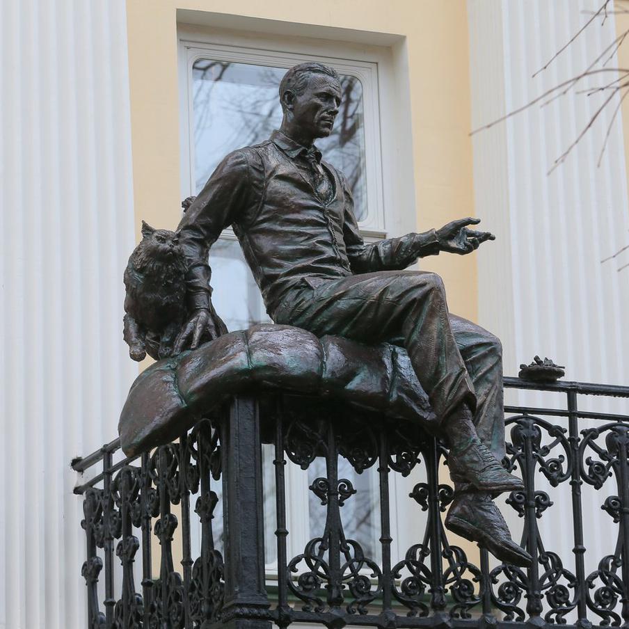 Памятник Булгакову в усадьбе Васильчиковых в Москве