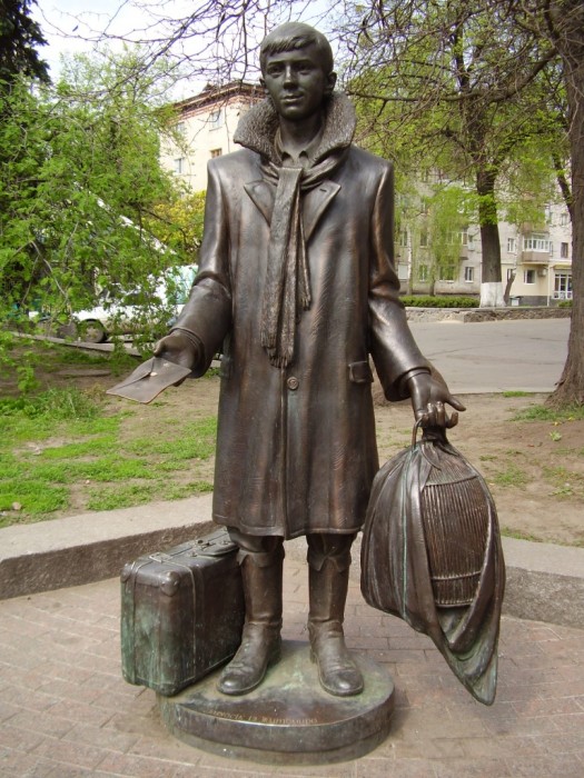 Памятник Лариосику в Житомире