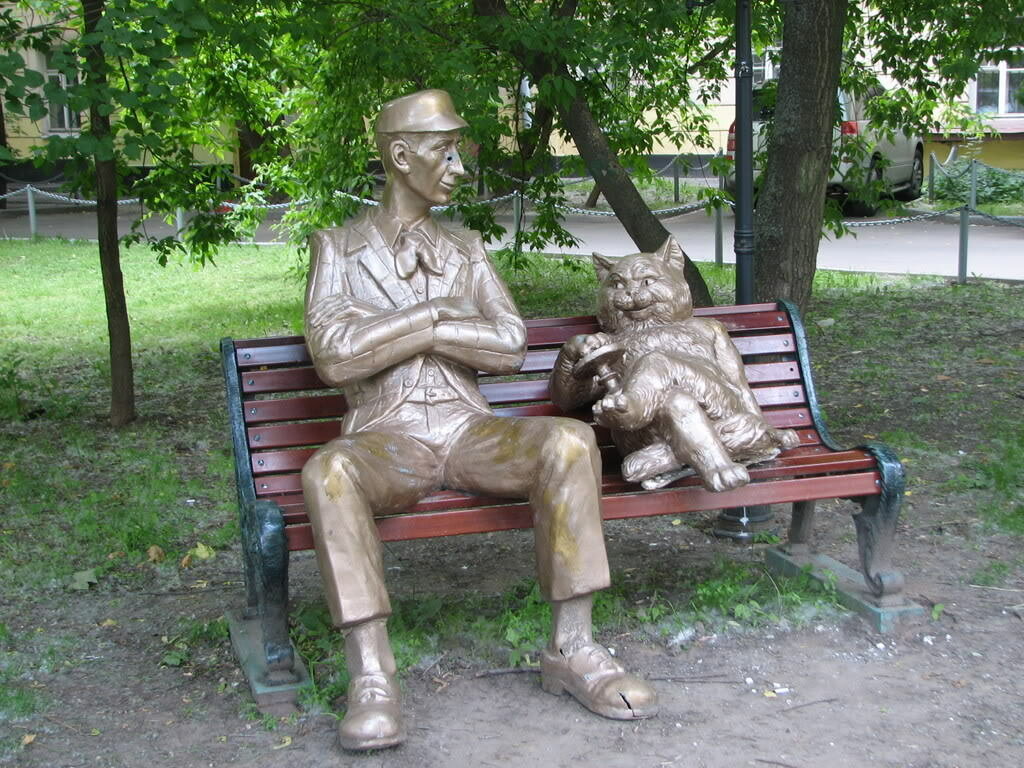 Скульптуры Коровьева и Бегемота в одном из дворов в Москве