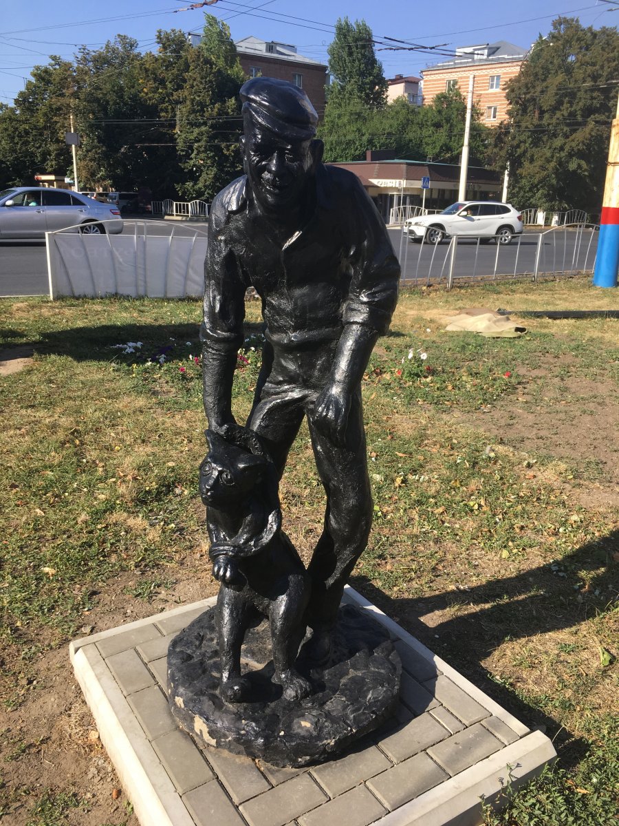 Памятник Бдительному гражданину и коту в Армавире
