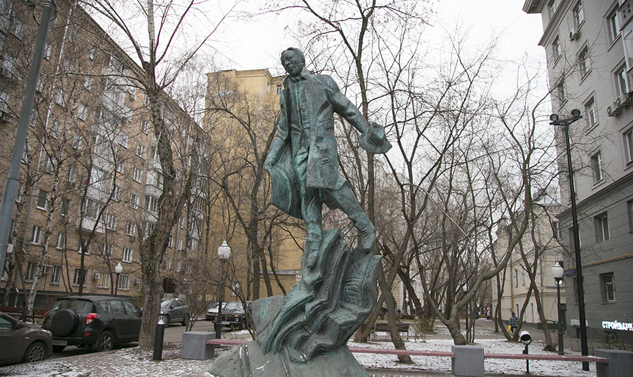 Памятник Михаилу Булгакову на Большой Пироговской в Москве
