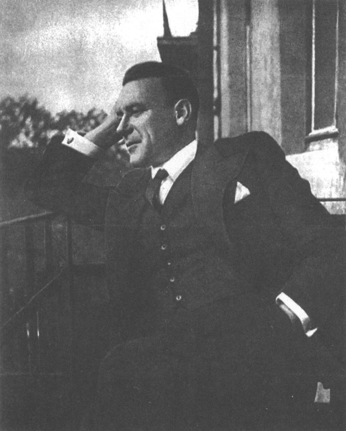 М.А. Булгаков на балконе квартиры в Нащокинском переулке. Апрель 1935 г. Фото Н.А. Ушаковой